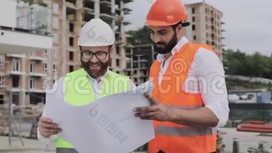 建设住宅综合体或商业中心.. 工程师团队分析建筑施工人员的工作计划